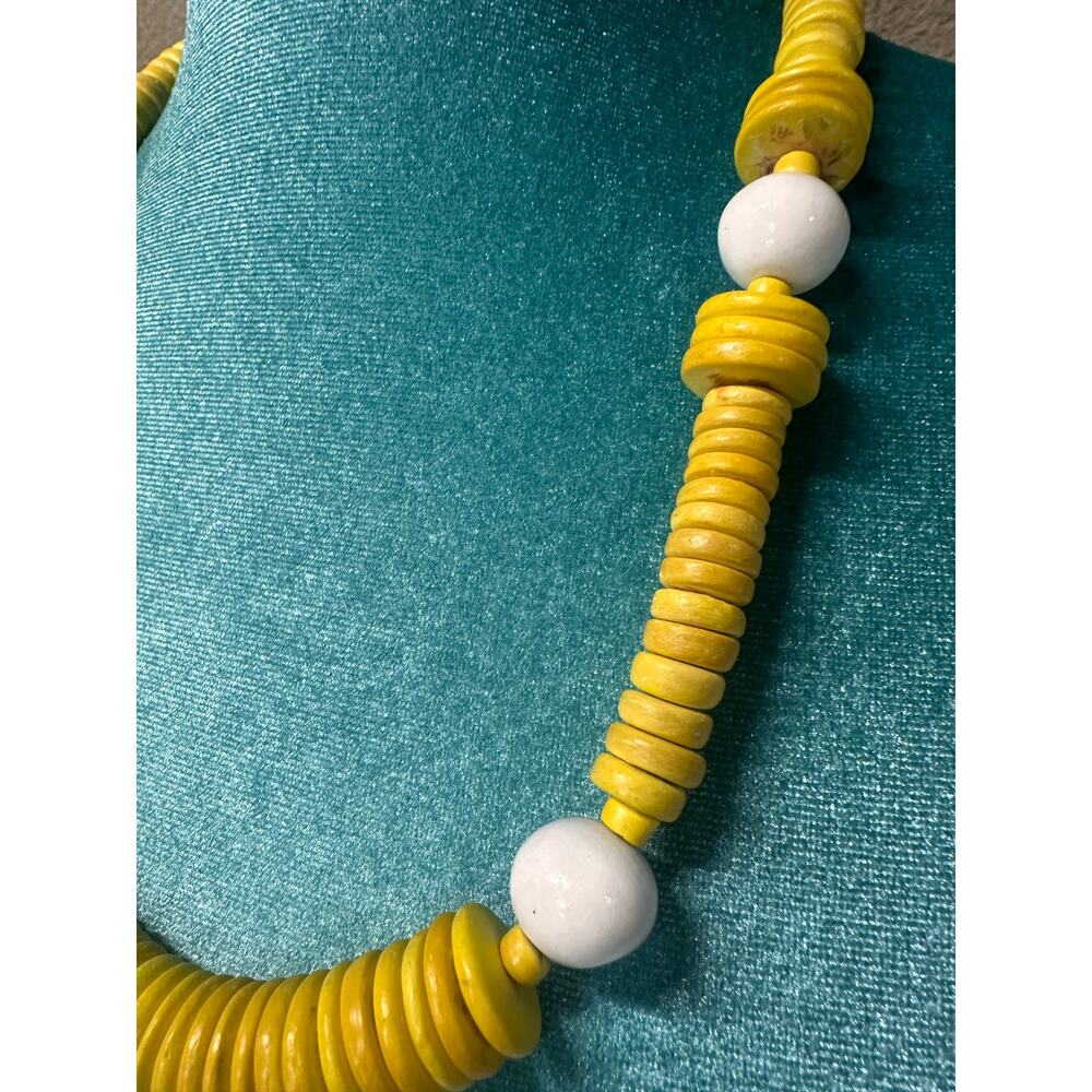Vintage 80s/90s Yellow Wood Bead Statement Necklace Boho Retro Chunky Jewelry - Picture 3 of 5